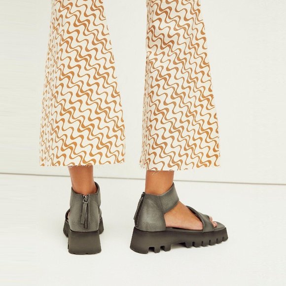NEW! FREE PEOPLE Lug Sole leather sandal in pebble grey, Size 37 (US 6.5) - Picture 7 of 16